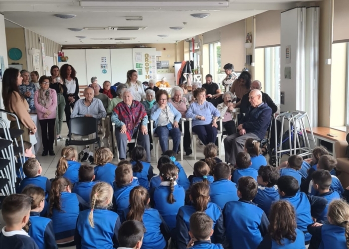 Childrenvisitthelederly1