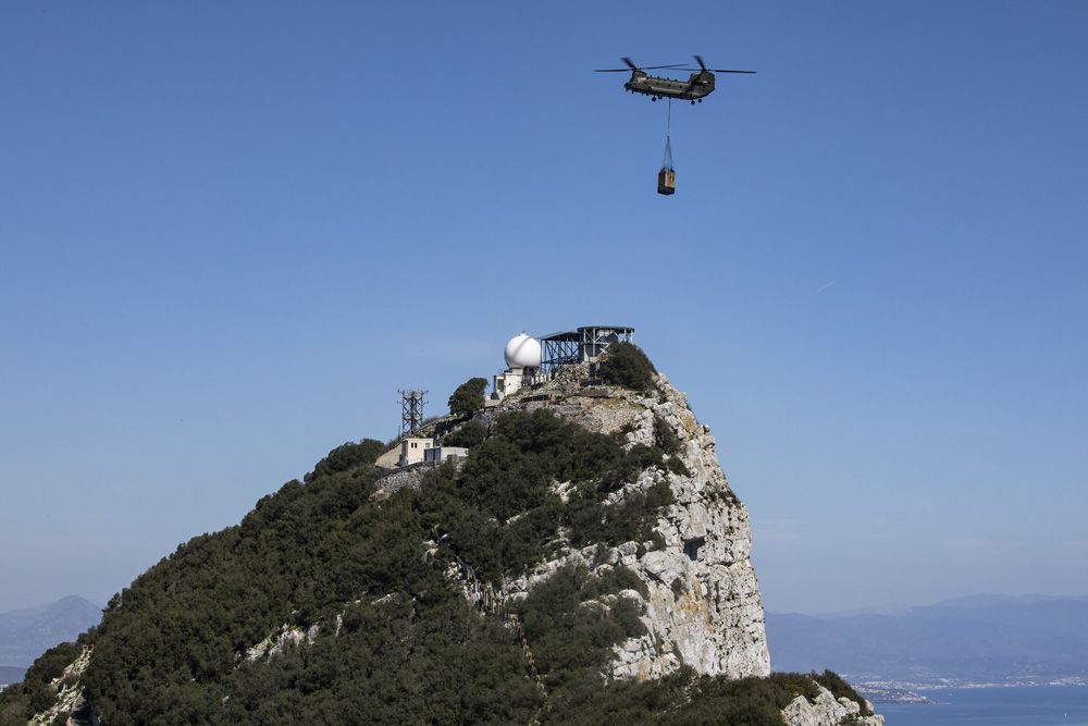 Chinook Delivers Radar Components To Rock Gun