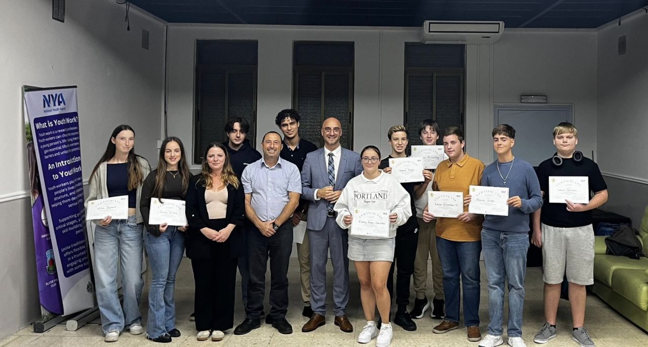 Minister Santos Presents Young Leaders With Certificates