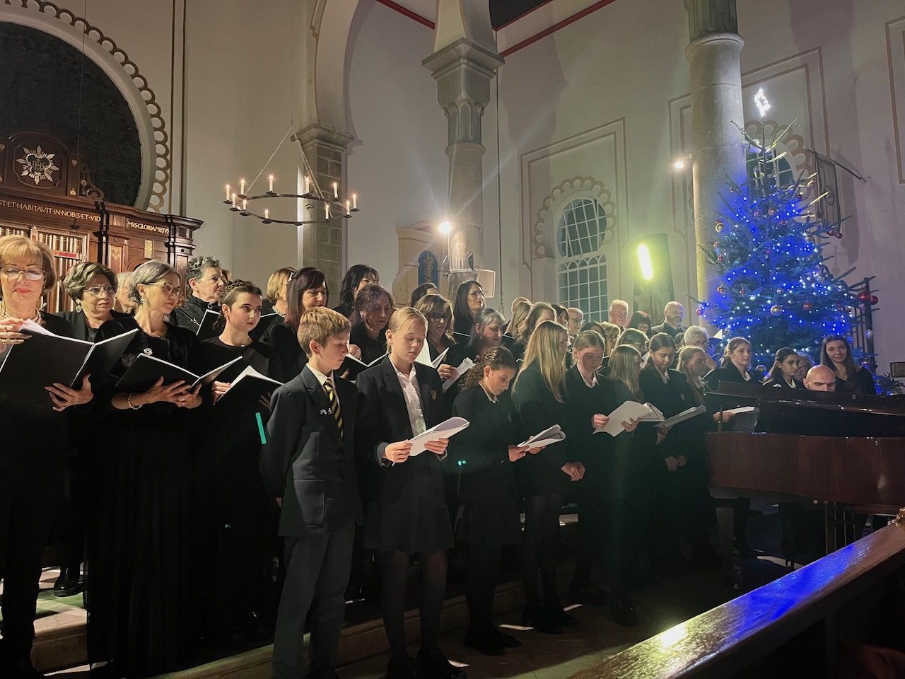 Carols By Candlelight Concert: Familiar Classics Sung With Joy