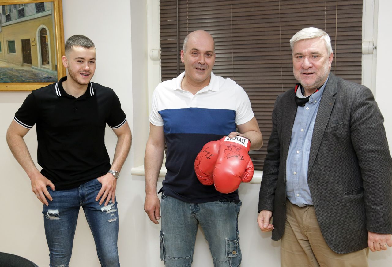 Winner of the Whyte / Povetkin signed boxing gloves